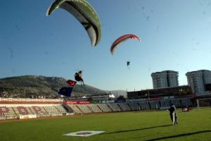 Kispet giyip g&uuml;reş alanına paraş&uuml;tle indi