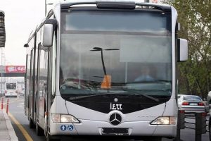 İETT otob&uuml;s&uuml; ile kamyon &ccedil;arpıştı