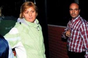 Evlere yardım kolileri getirip altınları &ccedil;aldılar