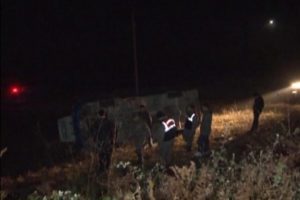 D&uuml;ğ&uuml;n servisi, şarampole yuvarlandı: 14 yaralı