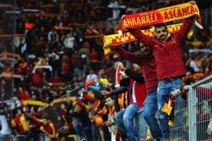 Galatasaraylı taraftarı polisler zor tuttu!