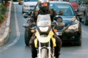 Motosikletli trafik polislerine hava yastıklı kıyafet