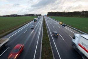 Yol i&ccedil;in evinin duvarlarını yıktırdı