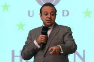 Mecliste baş&ouml;rt&uuml;l&uuml; vekil kavgası