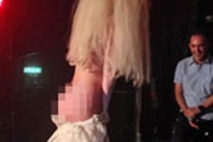Lady Gaga gay kul&uuml;b&uuml;nde striptiz yaptı