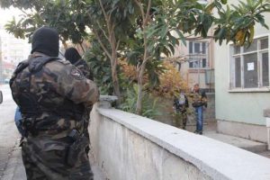 Uyuşturucu tacirlerine şafak operasyonu