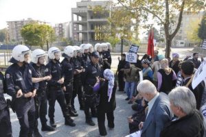 Polis Gezi Parkı ve Taksim Meydanı'nda etten duvar &ouml;rd&uuml;