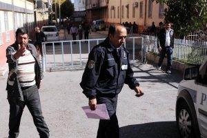 Suriyeliler kavga etti: 5 g&ouml;zaltı