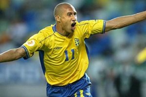 &Uuml;nl&uuml; futbolcu oğluyla aynı takımda