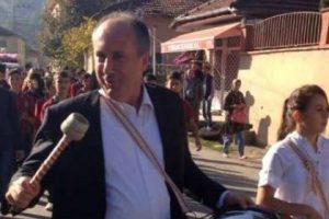 İnce, 90. yılı davulla karşıladı