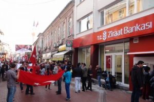 Ziraat Bankası'na T.C. yazısı yapıştırdılar