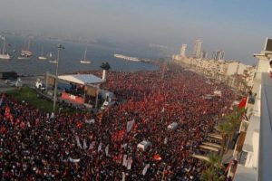 100 bin İzmirli Andımız'ı okudu
