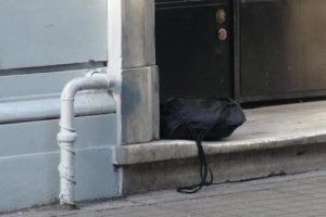 Patlatılan &ccedil;antadan kıyafet &ccedil;ıktı