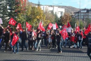 Andımız'ı minib&uuml;se astıkları afişten okudular