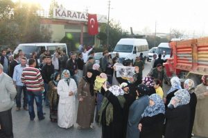 Kadınlar isli &ccedil;amaşırlarıyla yol kapattı