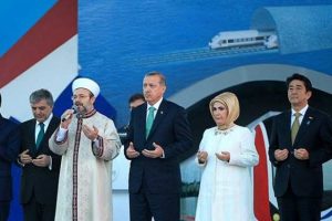 Japon başbakanı da el a&ccedil;tı dua etti