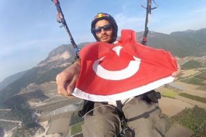 Bursalı yama&ccedil; paraş&uuml;t&ccedil;&uuml;leri g&ouml;ky&uuml;z&uuml;nde bayramı kutladı