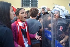 İstiklal Caddesi'nde izinsiz g&ouml;steriye polis engeli