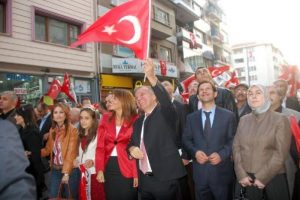 Yalova'da bayrak y&uuml;r&uuml;y&uuml;ş&uuml;ne 7 bin kişi katıldı