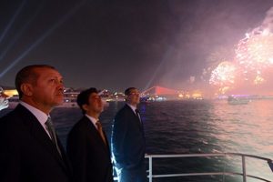 Başbakanlar Boğaz'daki g&ouml;steriyi izledi
