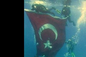 Denizin 30 metre dibinde cumhuriyet coşkusu