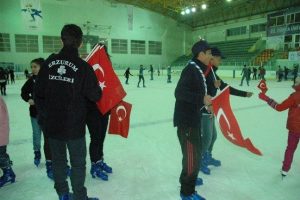 Buz &uuml;st&uuml;nde Cumhuriyet kutlaması