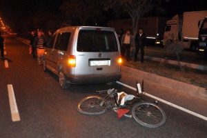 Otomobilin &ccedil;arptığı bisikletli &ouml;ld&uuml;