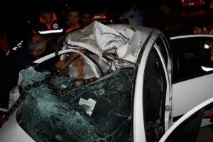 Otomobil elektrik direğine &ccedil;arptı