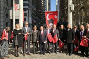 New York'ta T&uuml;rk Bayrağı g&ouml;ndere &ccedil;ekildi