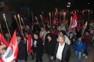 &Ouml;demiş'te fener alayı y&uuml;r&uuml;y&uuml;ş&uuml;