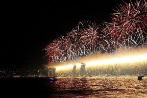 Boğazdaki havai fişek g&ouml;sterisi nefes kesti