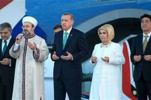 Japonya Başbakanı duaya eşlik etti