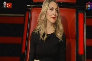 Hadise Murat Boz'a &ouml;p&uuml;c&uuml;k kondurdu!
