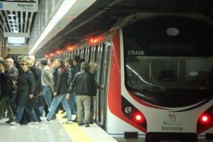 Meraklı yolcular acil durum butonuna bastı!