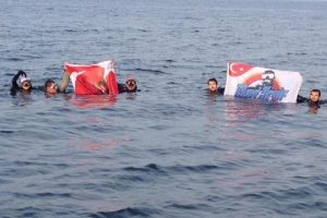 Deniz altında Cumhuriyet coşkusu