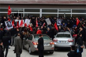 Tutuklu albay g&ouml;zyaşlarını tutamadı!