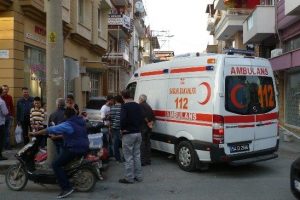 Elektrikli motosikletin altında kaldı