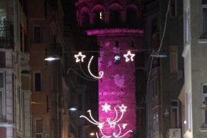 Galata Kulesi pembe renge b&uuml;r&uuml;nd&uuml;