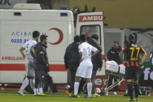 Korku dolu anlar: Sahaya ambulans girdi...