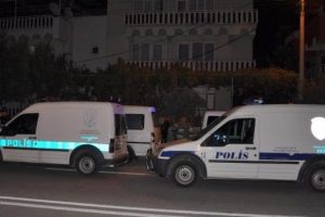 Yatak odasında eşini kanlar i&ccedil;inde buldu
