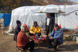 15 yıldır &ccedil;adırda yaşıyorlar