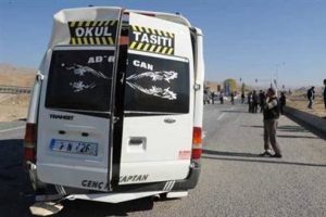 &Ouml;ğrenci servisi kamyonetle &ccedil;arpıştı: 9 yaralı