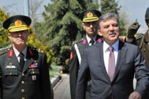 G&uuml;l dedesinin mezarını ziyaret etti