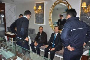 &Ouml;nce &ccedil;ay ikram etti, sonra polise teslim etti