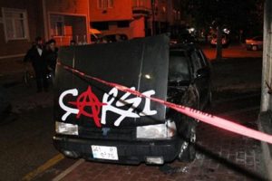 &Ccedil;arşı amblemli arabayı yaktılar