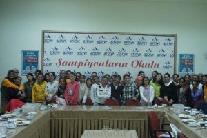 &Ouml;ğrencilerin kardeşlik k&ouml;pr&uuml;s&uuml;
