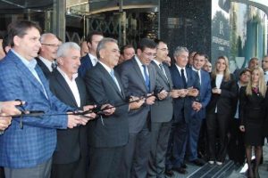 Yılmaz, İzmir'de otel a&ccedil;ılışı yaptı