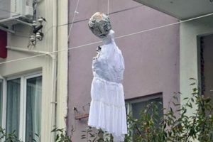 O gelinliğin sırrı &ccedil;&ouml;z&uuml;ld&uuml;!