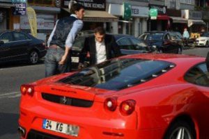 Kerem G&ouml;nl&uuml;m Ferrari'den &ccedil;ıkmakta zorlandı