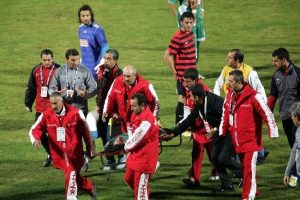 Kalbinden rahatsızlanan futbolcu hastaneye kaldırıldı